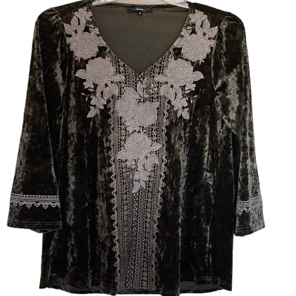 ANDREE BY UNIT Tops - Andree by Unit boho velour top with beautiful embroidery trim, size S
